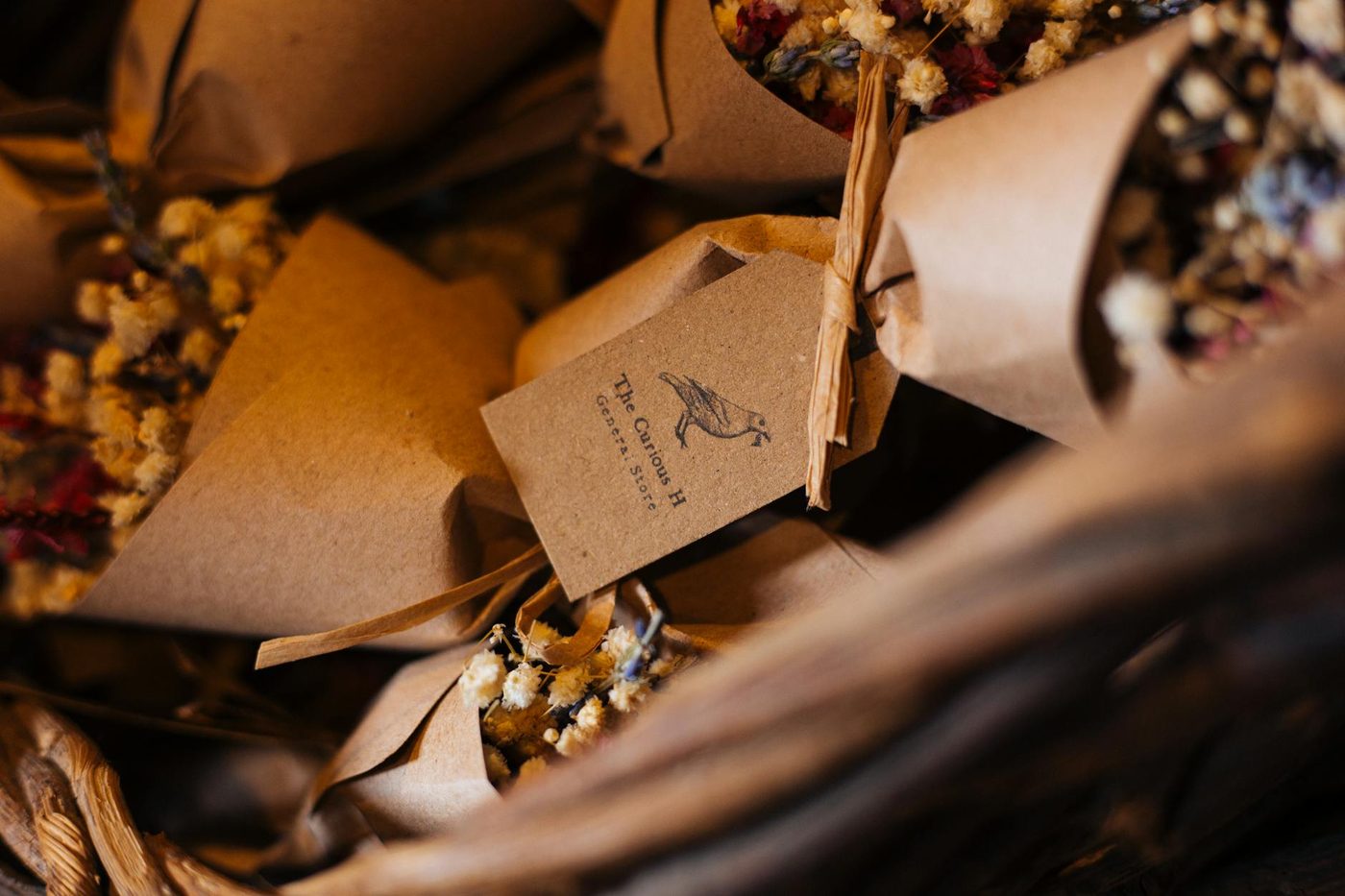 Bouquets de fleurs séchées emballés dans du papier kraft, prêts à offrir, par l'Atelier Camélia